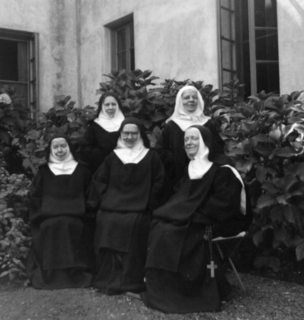 A group of nuns posing for a picture.