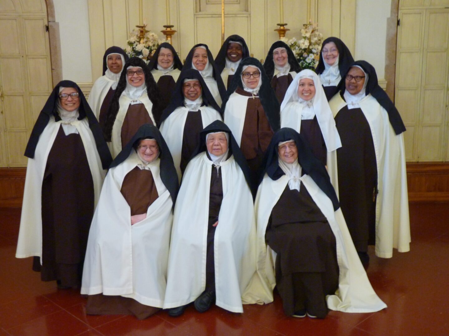 A group of nuns posing for a picture.